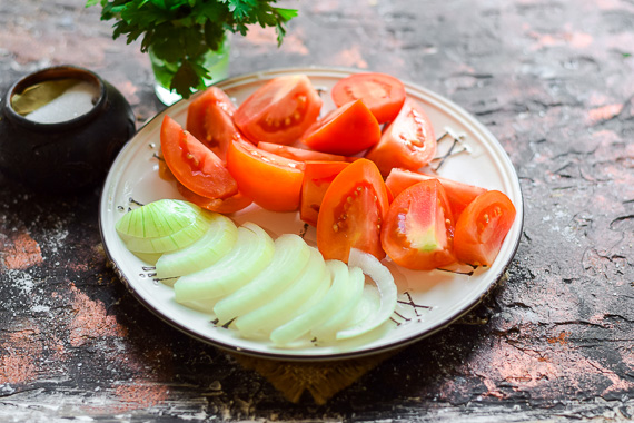 помидоры дольками с луком и маслом рецепт фото 3